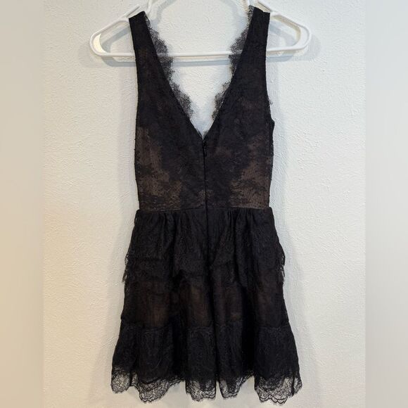 BCBGMaxAzria Willa Black Lace V-Neck Sleeveless Dress XS EUC - Picture 5 of 6